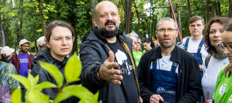 Aktualność Biurowe fotele zamienili na łopaty. Stworzyli ogród, który leczy