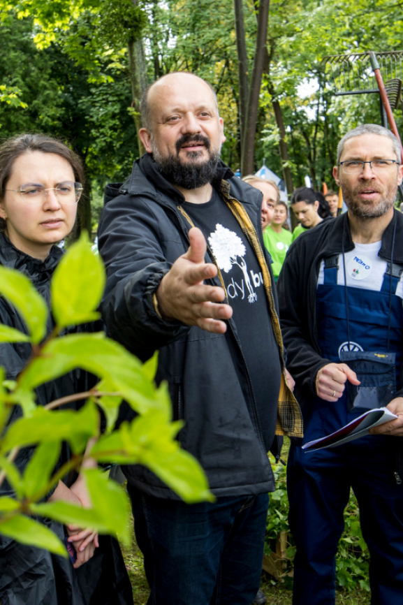 Biurowe fotele zamienili na łopaty. Stworzyli ogród, który leczy
