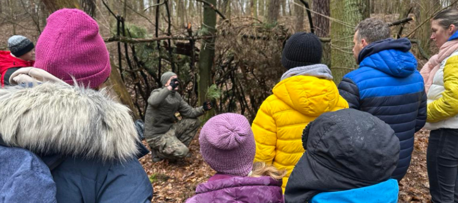 Aktualność Tropią ślady, budują schronienia, rozpalają ogniska. Uczą szacunku do przyrody