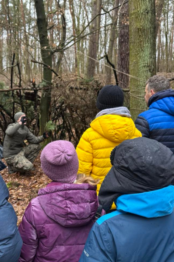 Tropią ślady, budują schronienia, rozpalają ogniska. Uczą szacunku do przyrody